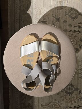 🌊✨ Sorel Ella Silver Metallic Ankle Wrap Slingback Sandals Sz 8 - Beachy Summer